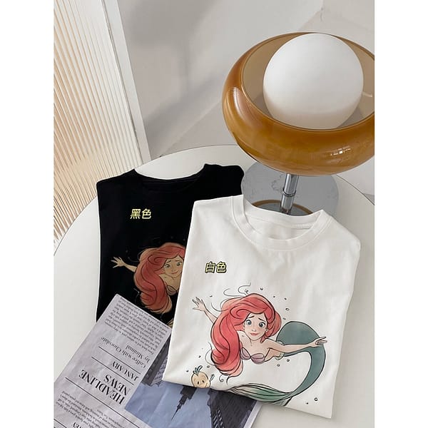 《Helloyabi》淘氣的心態 專屬盛夏亮眼穿搭 兩色圓領舒適棉質美人魚印花寬鬆休閒短袖T恤 女生短袖上衣