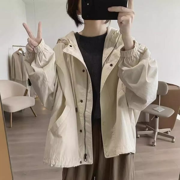 《Helloyabi》散發著自信的魅力的風衣外套 四色減齡連帽寬鬆大碼寬鬆袖寬短款秋季風衣外套 女生短版連帽外套